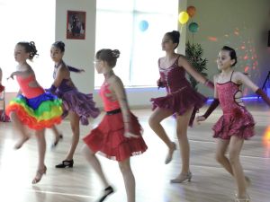 Kids group dance lesson 5