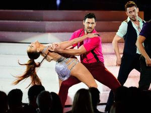 Jennifer-Lopez-Maksim-Chmerkovskiy-dance-02